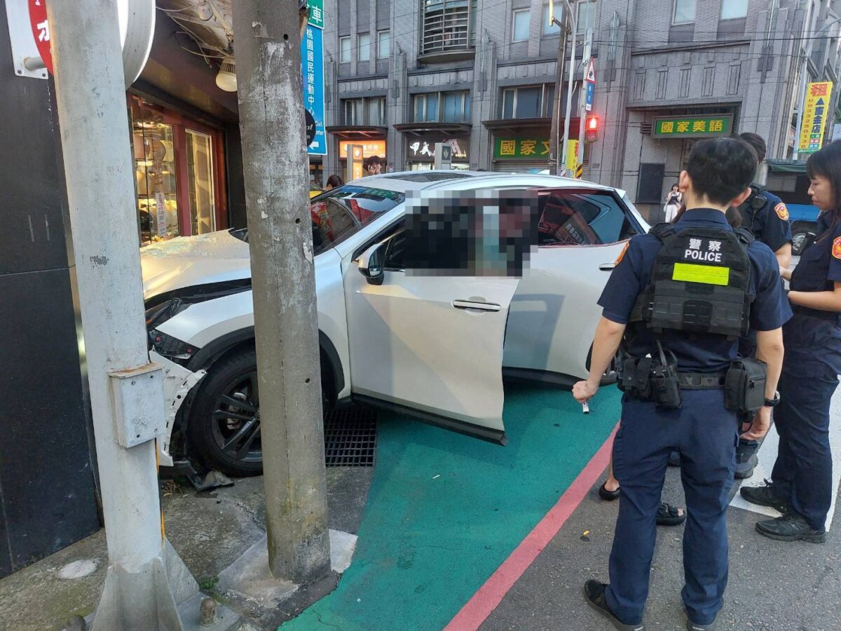 桃園女毒駕中山東路連撞2車 失控鏟進店家 1782135612711