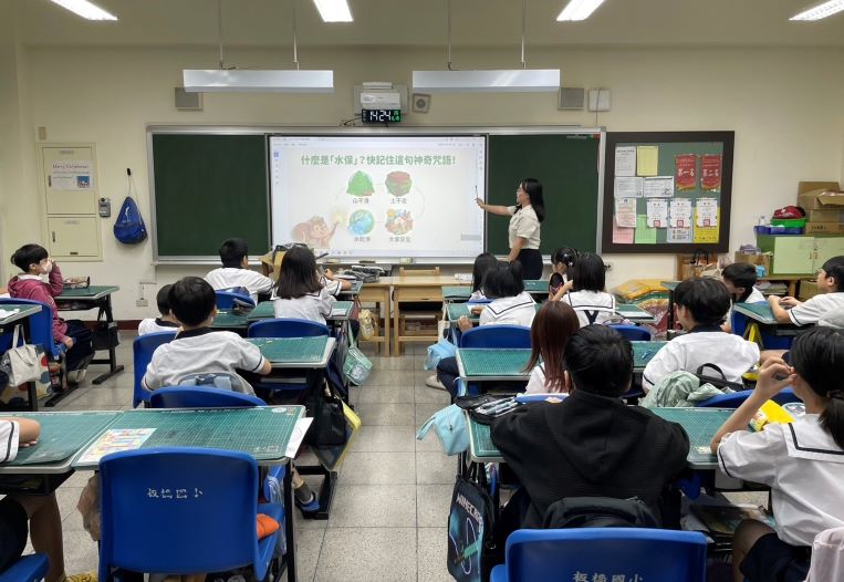 《圖說》課程開始透過土石流大規模崩塌影片開場,帶領學生認識山坡地保育及防災減災的知識。〈農業局提供〉