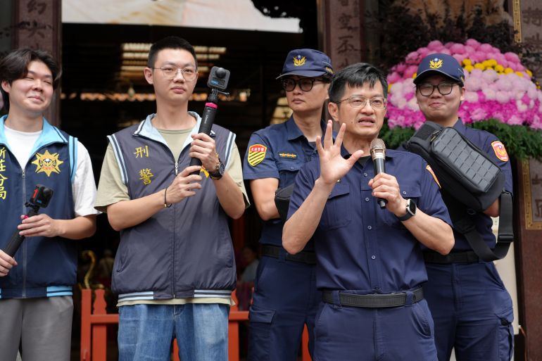 《圖說》分局長陳保緒勤務前現地勘查高風險設置及要求改正,並強調「暴力零容忍」,確保地方治安及民眾安全。〈新莊分局提供〉