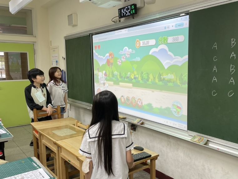 《圖說》農業局特別將水保知識轉化為生動的數位互動體驗,以有別於傳統單向授課方式,讓學童深刻了解水土保持在生態保育、環境保護及防災減災上的重要功能。〈農業局提供〉