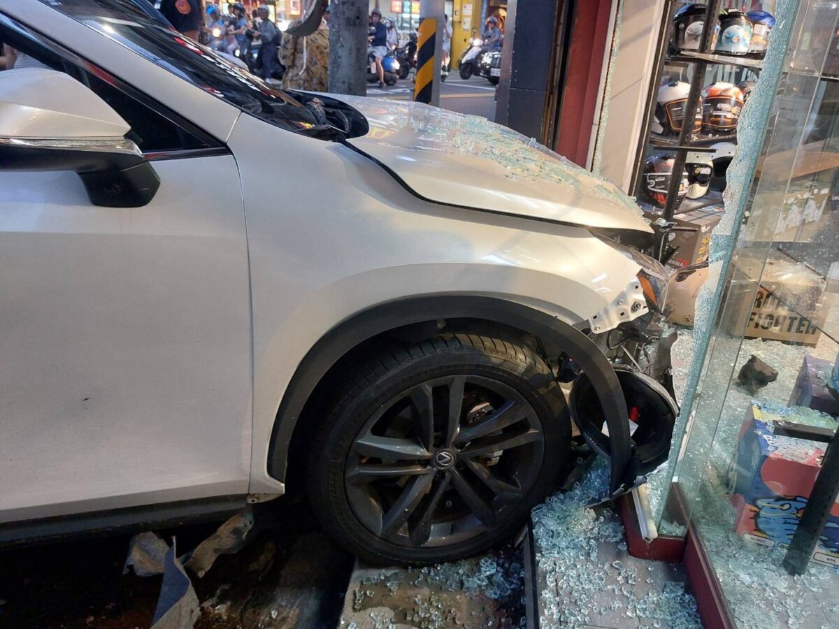 桃園女毒駕中山東路連撞2車 失控鏟進店家 1782135623277