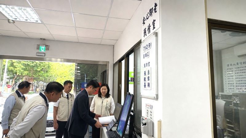 《圖說》輔導會主任委員嚴德發(右2)視導新北市榮服處安心御老戰情室執行成效。〈新北榮服處提供〉