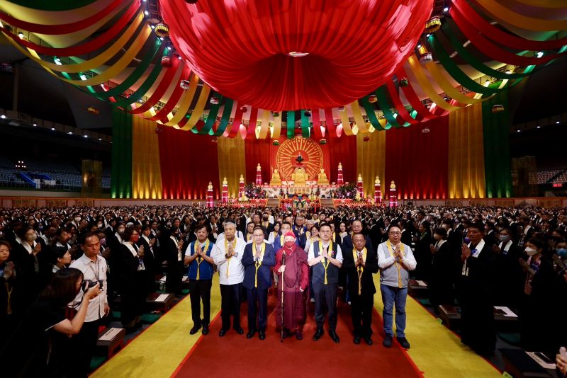 《圖說》靈鷲山水陸空大法會,祈求世界眾生和平安樂、生態永續,前排左一民政局長林耀長。〈民政局提供〉