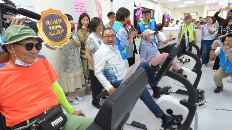 《圖說》侯友宜市長體驗設施。〈民政局提供〉