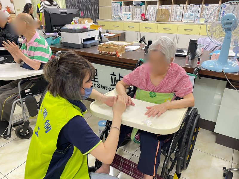 《圖說》當天企業志工們個別與住民話家常、傾聽長者生命故事，不僅讓現場洋溢溫馨氛圍，也藉此增進世代間的交流。〈社會局提供〉