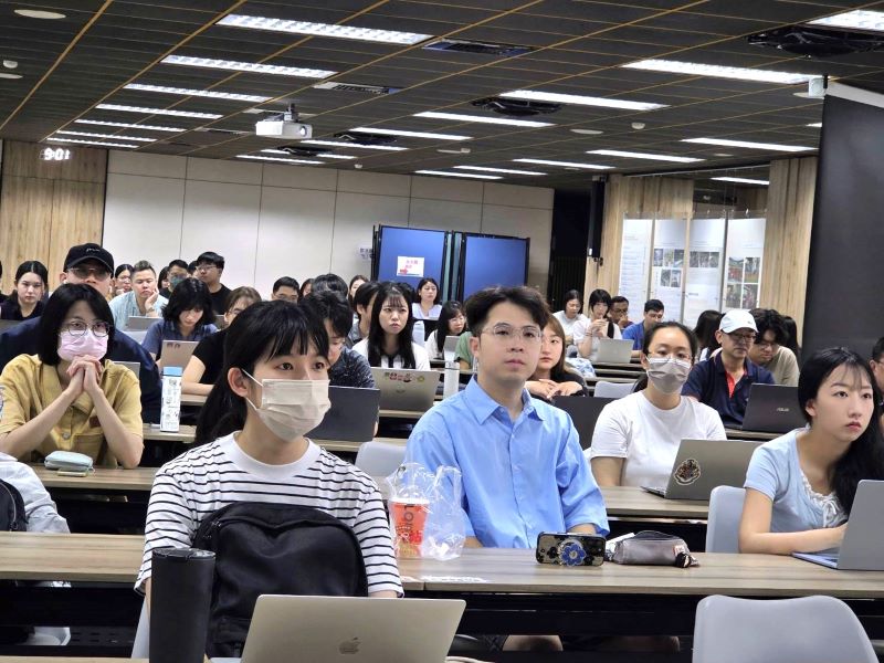 《圖說》新進教師投入多元研習與實務交流,充實教學專業,迎接新學年度。〈教育局提供〉