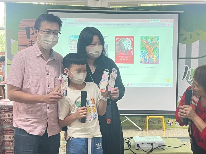 《圖說》小朋友展示親手完成的泰雅圖騰書籤,在創作中留下難忘的文化體驗。〈原民局提供〉