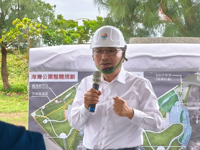 《圖說》侯友宜市長視察三芝海灣公園環境，市府將優化周邊空間，為市民打造安心樂活的海岸環境。〈民政局提供〉