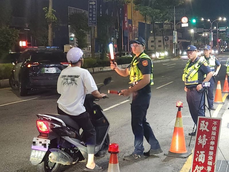 《圖說》新北警向毒駕宣戰,昨晚發動第五波全市同步取締毒(酒)駕專案,動員787名警力,在全市92處路檢點部署勤務。〈警察局提供〉