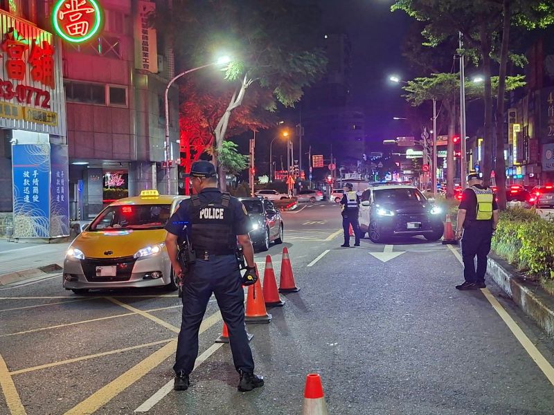 《圖說》新北警向毒駕宣戰,昨晚發動第五波取締毒(酒)駕專案,全面攔阻毒酒駕駛人上路。〈警察局提供〉