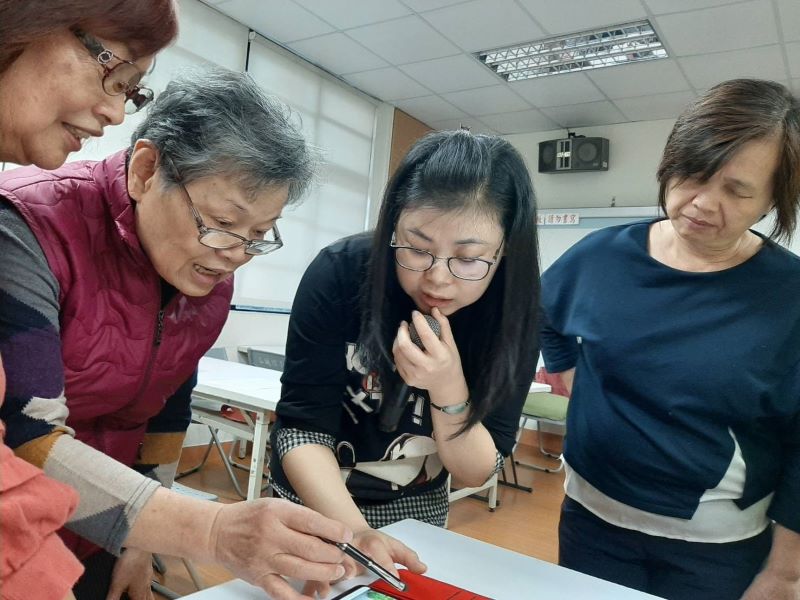 《圖說》115年全國終身學習楷模教學者優等-許秀如-學員上課中有操作疑問，老師細心引導操作步驟。〈教育局提供〉