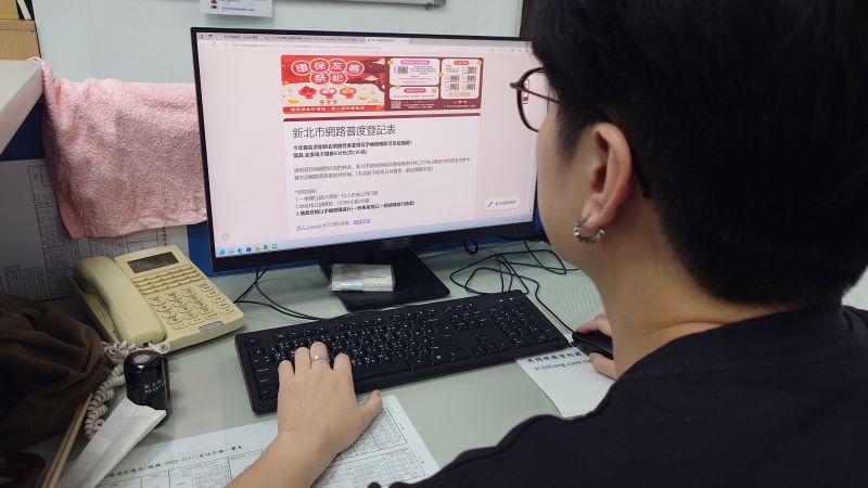 《圖說》「線上普度」抽獎活動，透過網路完成線上普度報名者，就有機會抽中500元超商禮券。〈環保局提供〉