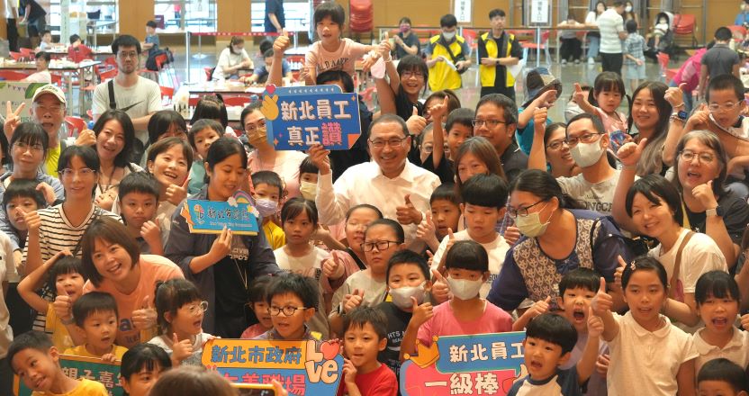 《圖說》侯友宜市長與市府員工及眷屬共同合影,為115年員工親子嘉年華留下歡樂回憶。〈人事處提供〉