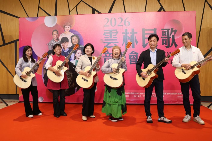 縣長張麗善、副縣長謝淑亞、文觀處長謝明璇、歌手娃娃、鈺齊國際基金會副總廖志誠、福德巧新基金會執行長黃冠昌一同為活動啟動