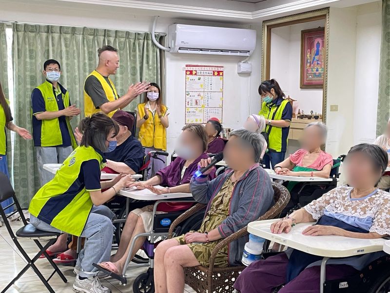 《圖說》華電聯網積極參與新北市高齡友善與社會共融推動，日前到新北市私立天愛老人長期照顧中心進行「歲月靜好，幸福相伴」關懷活動。〈社會局提供〉