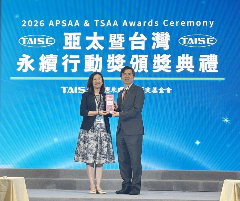 《圖說》衛福部林靜儀次長頒發台灣永續行動獎(TSAA)SDG8金級予臺北醫院鄭舜平院長(右)。〈臺北醫院提供〉